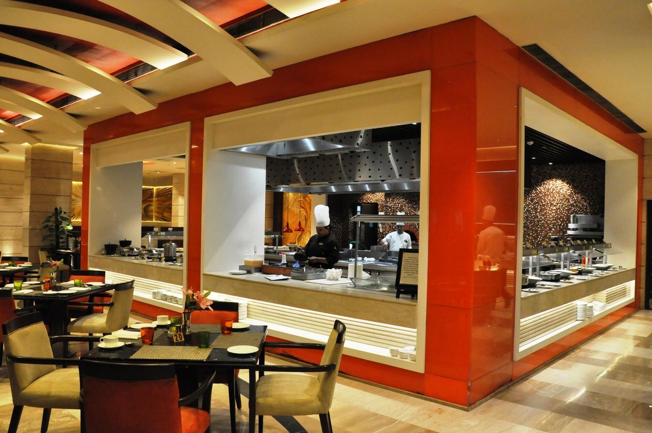 Отель The Suryaa Нью-Дели Экстерьер фото The restaurant